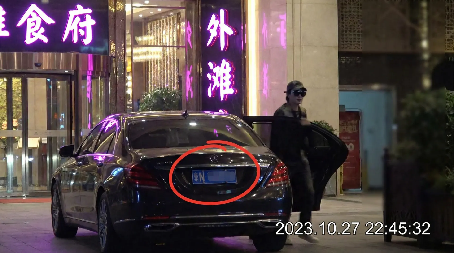里番_里番吃瓜爆料 | 全网最全里番聚集地 - 某明星深夜现身高档餐厅被拍